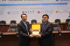 Prof. Li Xinhua of CSU receiving a memento from Prof. Zhang Qiaogui of DLU.JPG
